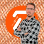 Álvaro, estratega de Resoluzión360, con camisa de cuadros.